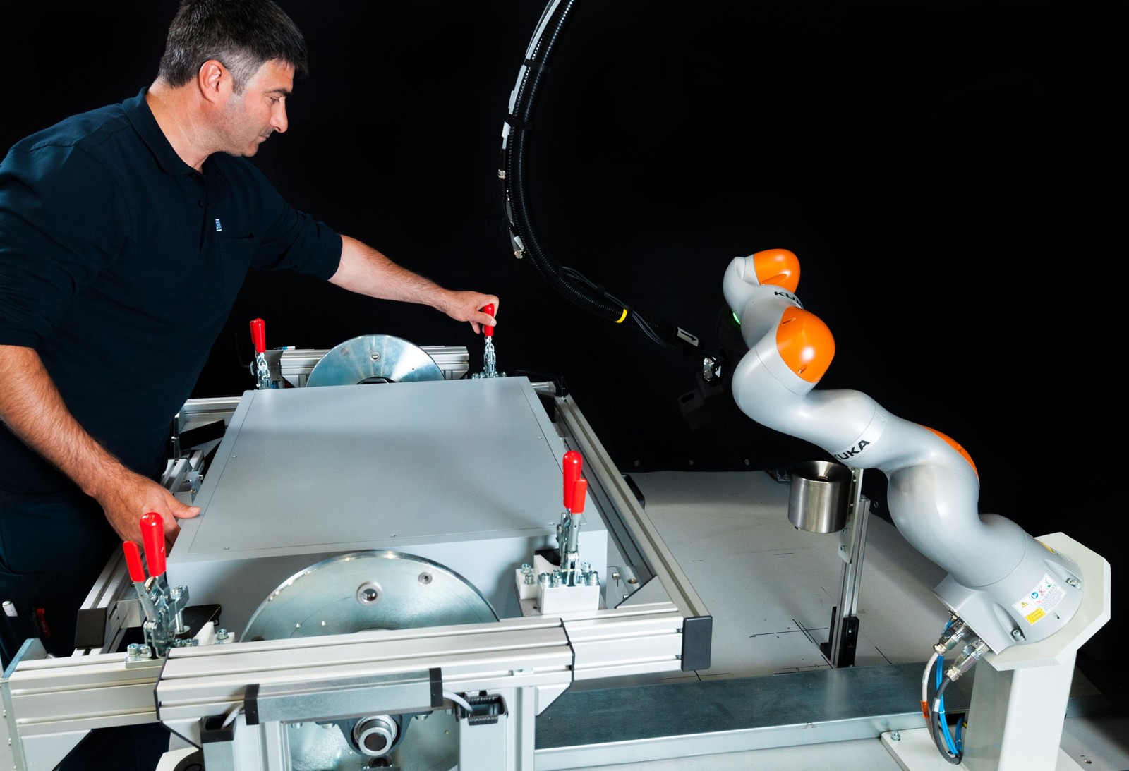 Mensch-Roboter-Kollaboration in einer Roboterzellen zum Kleben in der Automobilindustrie.