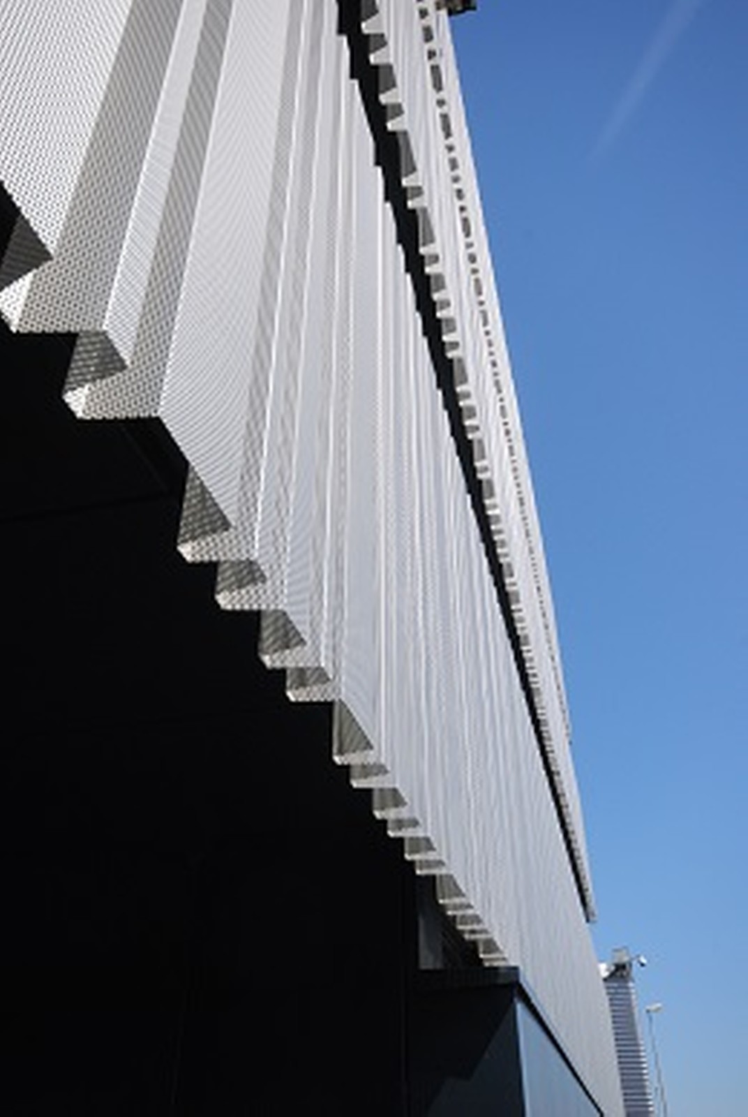 Lochbleche von Schäfer an der von Serge Grard projektierten Fassade des neuen Produktionsgebäudes von Metalor Technologies SA. 