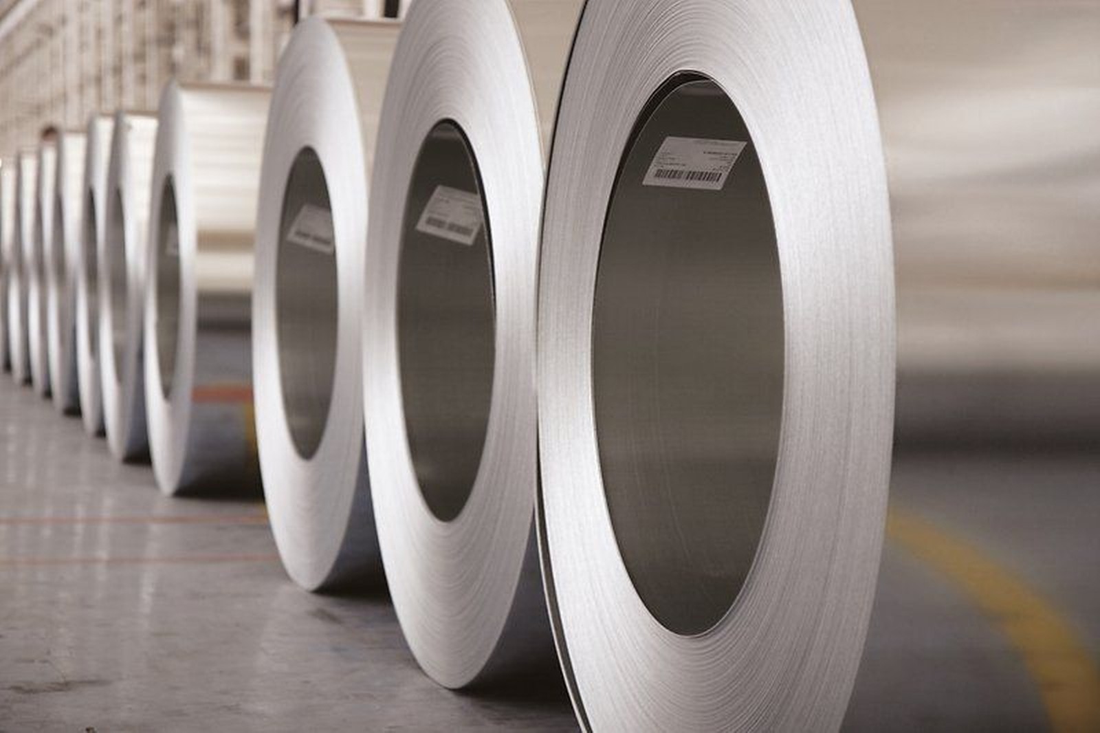 Henkel arbeitet bei der Veredelung von blankem und verzinktem Stahl, Aluminium- und anderen Walzproduktlegierungen mit führenden Bandherstellern und Beschichtungsspezialisten zusammen. 
