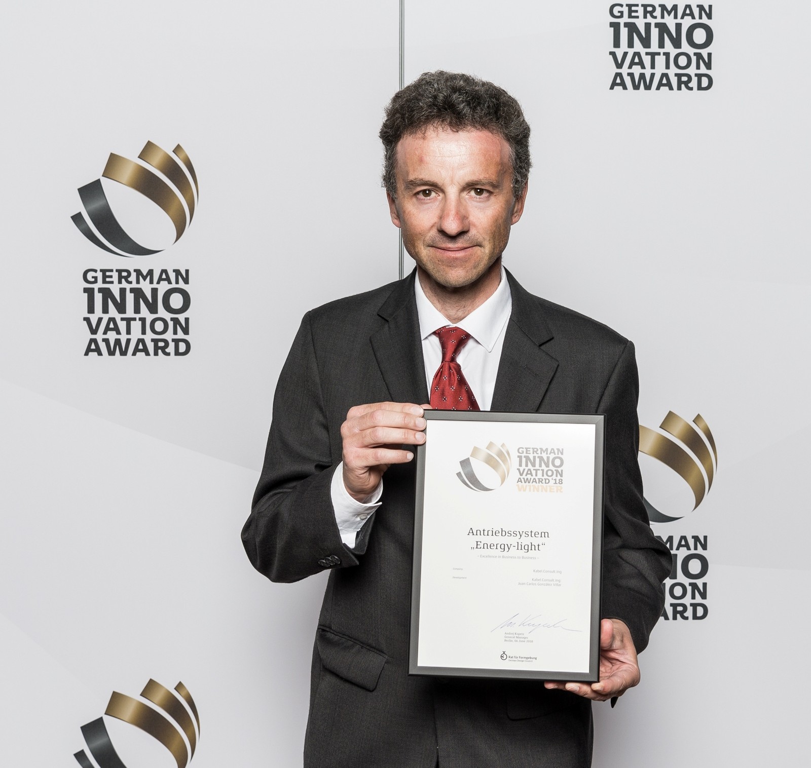 Juan Carlos González Villar mit der Urkunde des German Innovation Award 2018. 