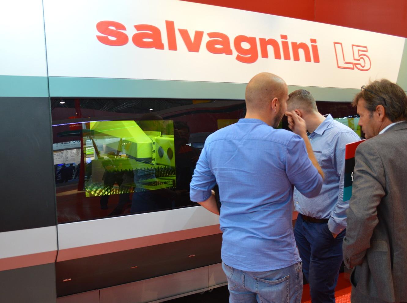 6 kW Laserleistung bietet die neue Laserquelle in der Faserlasermaschine L5 von Salvagnini