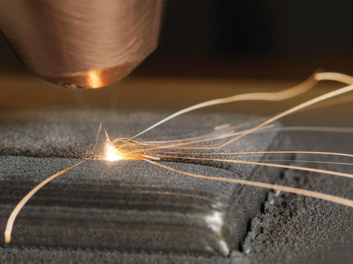 Durch ein 3D-Druckverfahren für metallische Verbundwerkstoffe bleibt der Schmiedeofen zukünftig kalt.