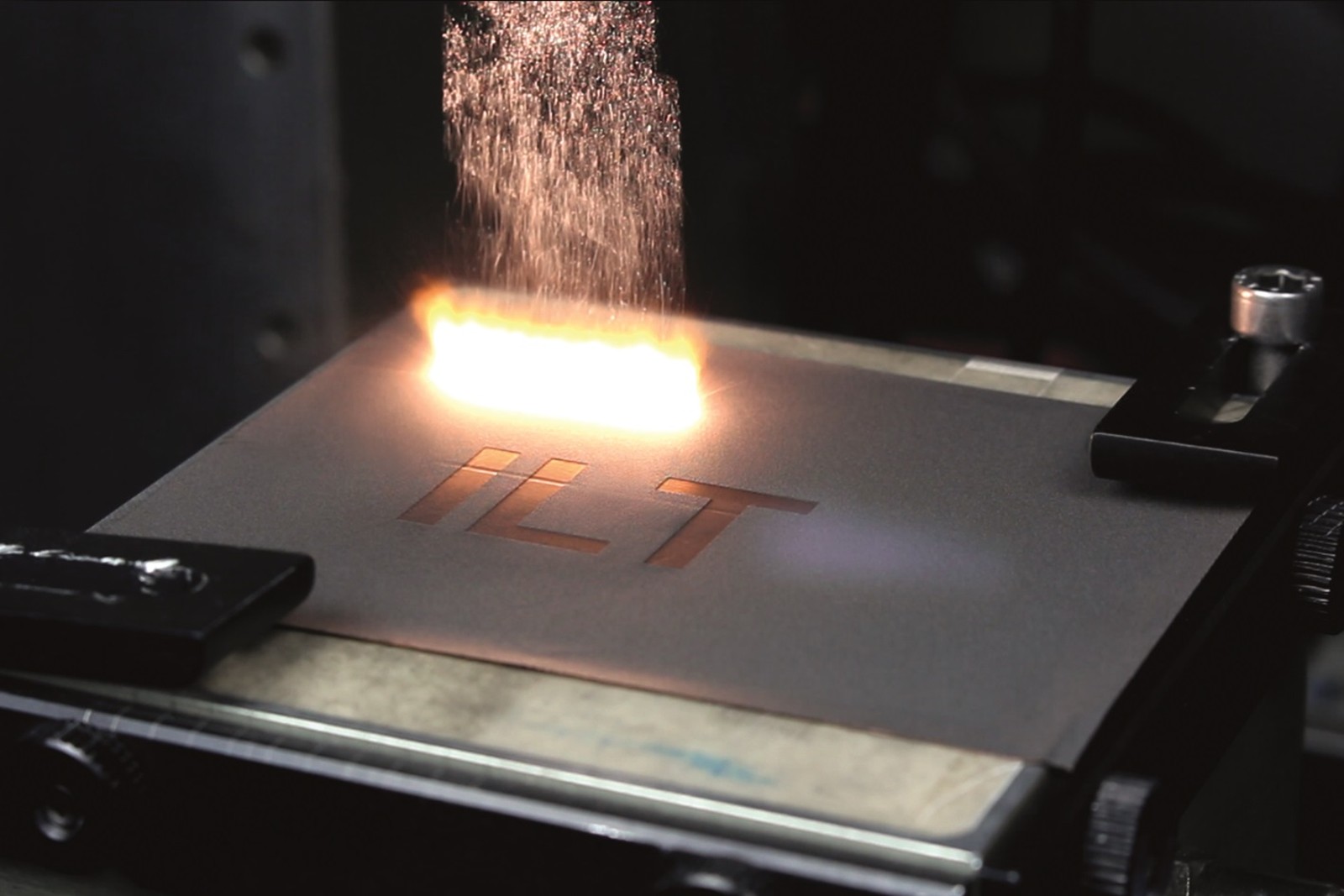 Die am Fraunhofer ILT entwickelte Hochraten-Laserablation sorgt für eine flexible Akku-Fertigung.