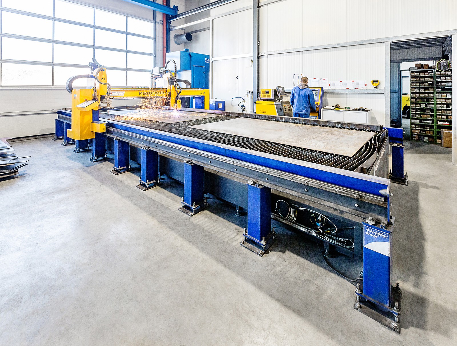 Die Alois Auer GmbH schaffte sich eine sechs Jahre alte Schneidanlage der Mastercut-Baureihe an. Auf einer Bearbeitungsfläche von 6.000 x 2.000 mm kann der Schlosser- und Stahlbaubetrieb unterschiedliche Materialien und Stärken präzise bearbeiten.  