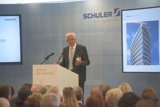 Ministerpräsident Kretschmann betont bei der Eröffnung des Innovationszentrums von Schuler die Bedeutujng von Inovationen. 