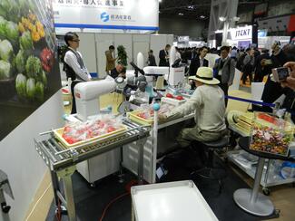 Auf der Irex in Tokyo kündigten Kawasaki Robotics und ABB ihre Zusammenarbeit bei der Entwicklung moderner Lösungen von kollaborativen Robotern an.