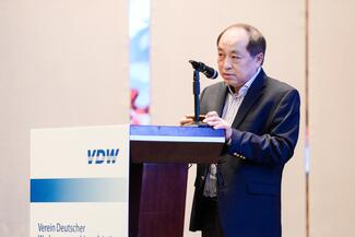 Leo Huang, Executive Vice President der Foshan Nanhai Machinery Equipment Association, eröffnete das VDW-Symposium in Shenzhen seitens der Chinesen.
