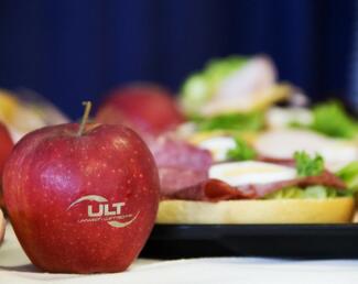 Gelaserter Apfel zum ULT-Symposium – Laserrauch beinhaltet Feinstaub und Aerosoloe, die abgesaugt und gefiltert werden müssen.