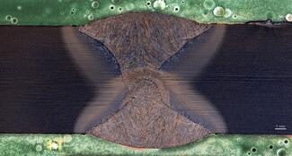 Lichtmikroskopische Aufnahme des Schweißnahtgefüges einer Schweißverbindung. 