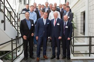 Partner des Fraunhofer Cluster of Excellence Advanced Photon Sources trafen sich zum Kick-off am 2. Mai 2018 in Aachen. Die Koordinatoren: Cluster-Leiter Reinhart Poprawe, Fraunhofer ILT (v., 2.v.r.), und Andreas Tünnermann, Fraunhofer IOF (v., 2.v.l.).