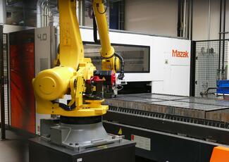 Die lasergeschnittenen Klingenteile werden von einem Roboter der Mazak-Lasermaschine entnommen ...