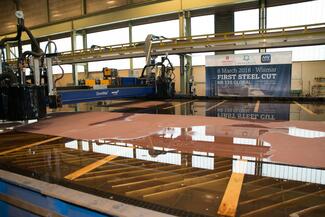 Die OmniMat – die vielseitig einsetzbare und leistungsstarke Portalschneidmaschine von Messer – läutete mit dem ersten Stahlschnitt den Bau des neuen Kreuzfahrtschiffes der Global Class auf der MV Werft in Wismar ein. 