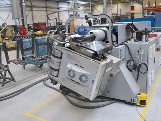 Mit der Rohrbiegemaschine RBV 60 R werden bei Eromes Marko die Rahmenelemente für Schulmöbel gefertigt. 