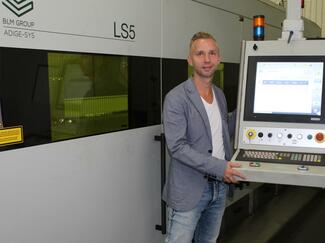 Sven Grötschel an der Flachbettlasermaschine LS5, mit der die Grötschel-Gruppe zukünftig im Bereich Blech die Anforderungen der Kunden Laserschneiden von Blech abdeckt.