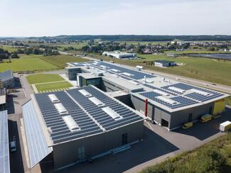 Der neue Film „Die CO2-neutrale Fabrik“ des VDI Zentrum Ressourceneffizienz (VDI ZRE) zeigt, wie das Allgäuer Unternehmen Alois Müller die Energieversorgung nachhaltig ausgerichtet hat.