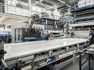 XXL-Bleche: Mit den Maßen von 9,2 x 2,8 m ist das Aluminium-Beschicktablett von Busse das bisher größte stoßfreie Tablett in Deutschland. 