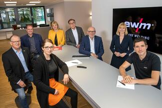 Die bisherige Aufsichtsratsvorsitzende Susanne Szczesny-Oßing wechselt in den Vorstand. Angelika Szczesny-Kluge wird ihre Nachfolgerin. So bleibt alles in der Familie.