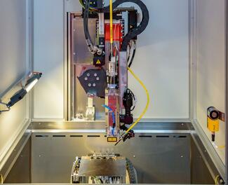 Blick in die modulare Laser-Schweißzelle CT-Conni, die speziell für Schweißnähte an kleinen Bauteilen konzipiert wurde.