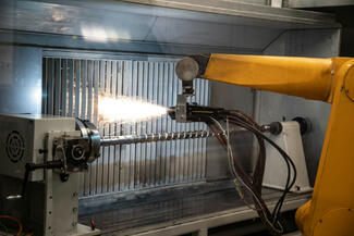 Das Thermische Spritzen ist ein etabliertes Verfahren, um nahezu alle Werkstoffe metallisch beschichten zu können.