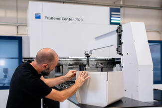 Mit der Schwenkbiegeanlage True Bend Center 7020 lassen sich Schenkelhöhen bis 350 mm erzeugen und Materialdicken bis 4 mm bearbeiten.