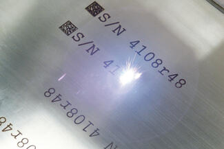 Mittels Beschriftung mit Licht entstehen unverlierbare Metallkennzeichnungen.