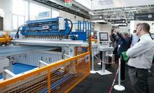 Schwere Maschinen und Anlagen im Einsatz in den Düsseldorfer Messehallen. Es kommen Aussteller aus über 50 Ländern.