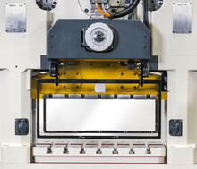 Die Nidec SYS GmbH überholt in ihrem Werk in Grafenau gebrauchte Stanzautomaten der Marke Bruderer.
