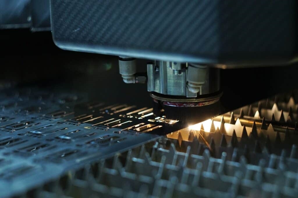 Die Nutzung des Laserstrahl lohnt sich: Das moderne Schneidwerkzeug gilt als vielseitig, äußerst präzise und preiswert. 