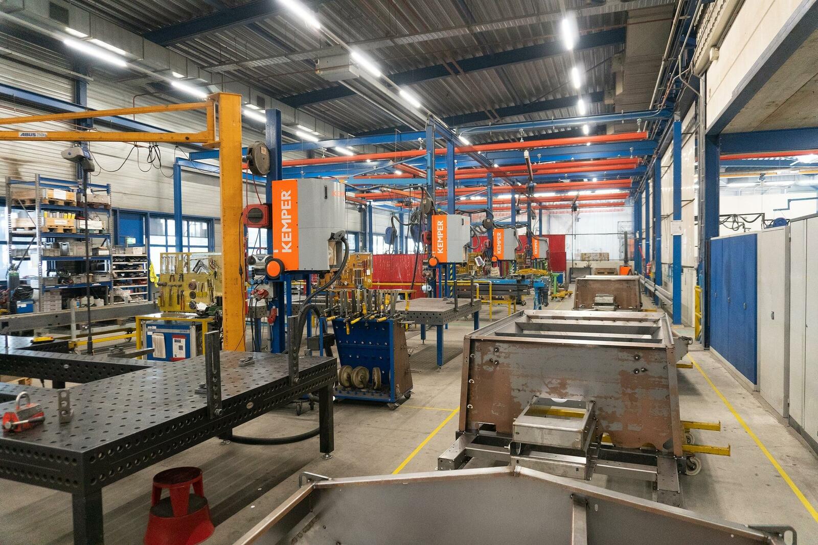 Gleich mehrere Vacufil-Systeme von Kemper sind heute elementarer Bestandteil des neuen Luftreinhaltekonzepts in den Hallen der Aebi Schmidt Nederland B.V. 