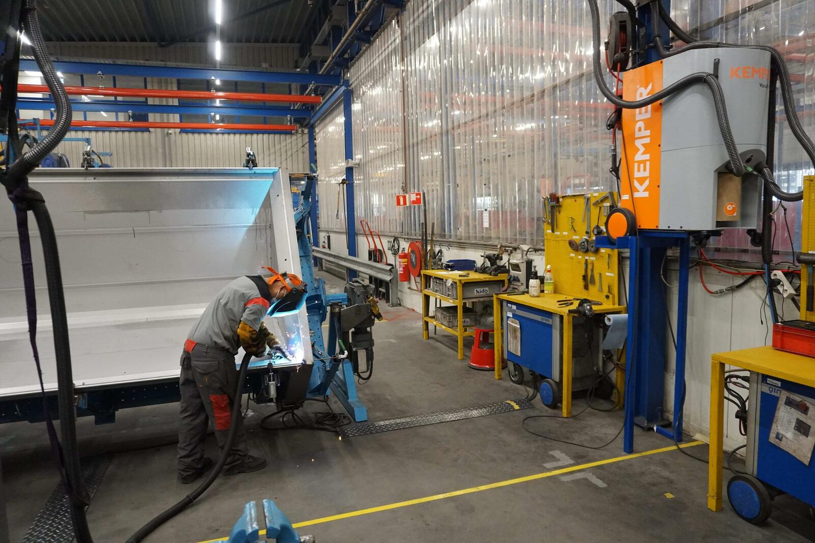 Direkt vom Schweißpunkt zu einer sauberen Hallenluft:  Die  Hochvakuumabsaugung Vacufil von Kemper bewährt sich im Einsatz bei einem niederländischen Spezialfahrzeugbauer.