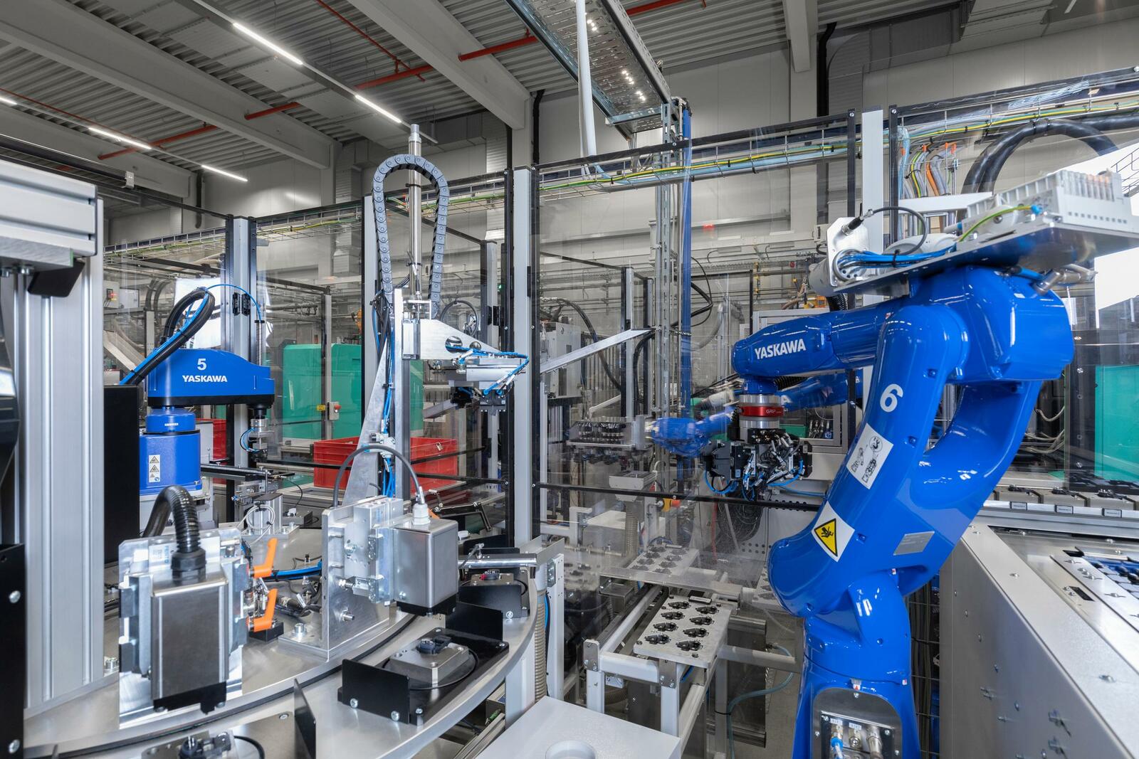 Die komplette Anlage ist mit Robotern des Herstellers Yaskawa ausgerüstet, was die Steuerung vereinfachte.