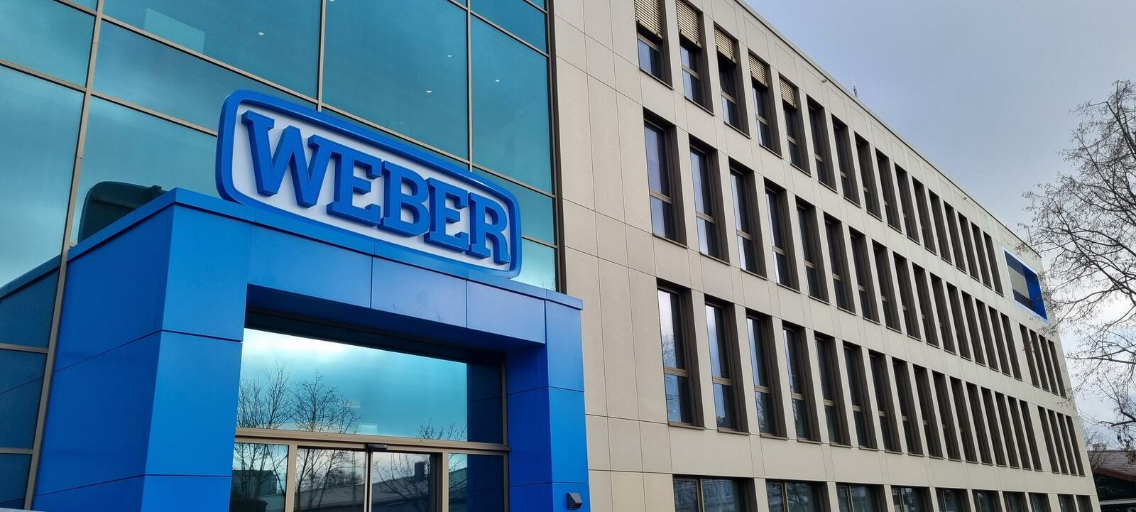 Weber hat sein neues Hauptgebäude fertiggestellt. Bis Sommer 2022 werden ein neues Parkhaus und weitere Außenanlagen folgen.
