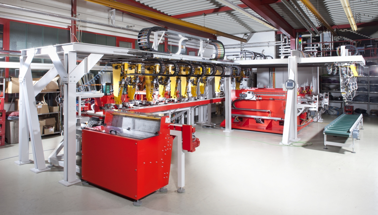 Vollelektrische Umformung mit drei Biegemaschinen ermöglicht effiziente Produktion auf engstem Raum.