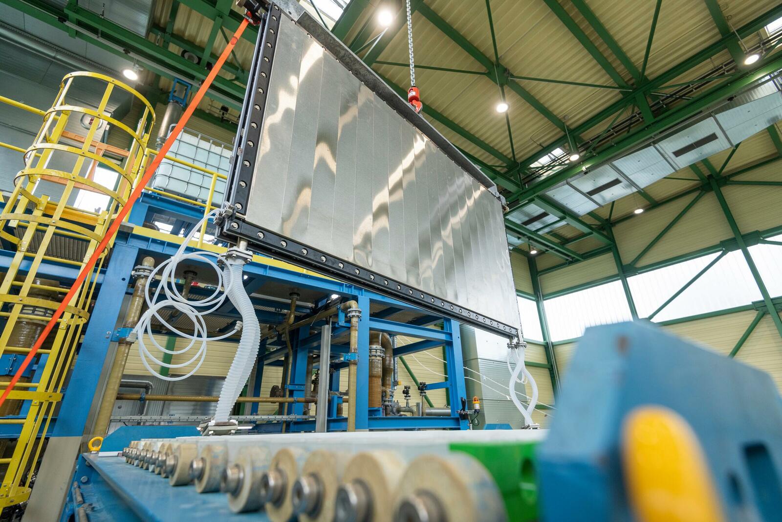 Thyssenkrupp Uhde Chlorine Engineers wird eine 200 MW Elektrolyse-Anlage auf der Basis seines 20 MW Großmoduls für die alkalische Wasserelektrolyse fertigen.