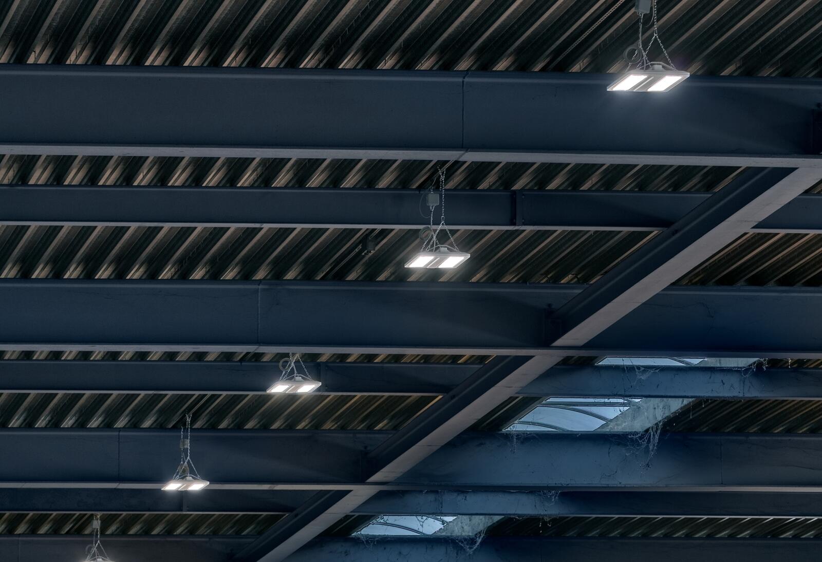 300 Leuchten sorgen für optimale Lichtverhältnisse in der Industriehalle der Forming AG.