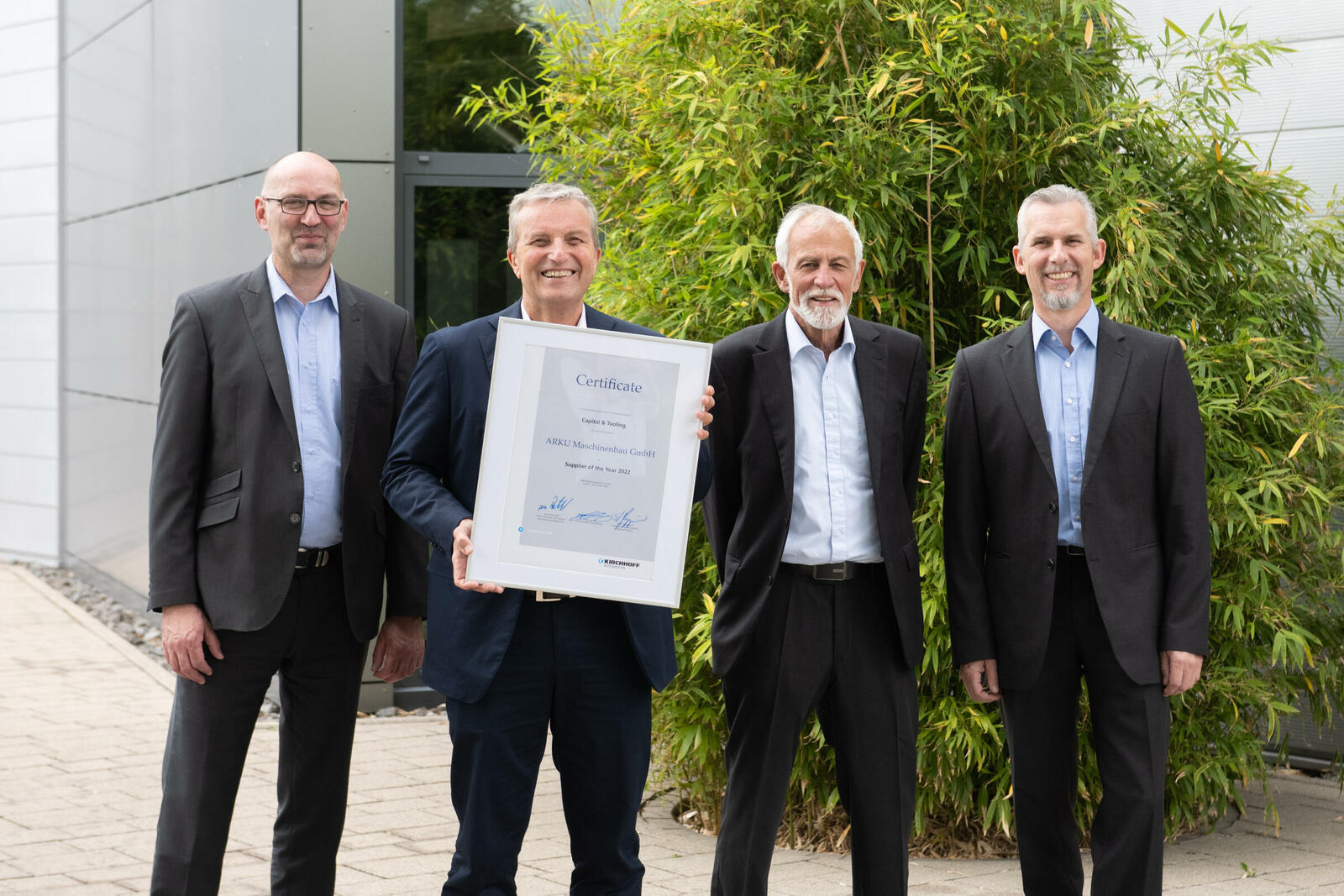 Von links: Franck Hirschmann (Key Account Manager), Albert Reiss (geschäftsführender Gesellschafter), Hans-Peter Pflüger (ehemals leitender Mitarbeiter), Harald Kohl (Projektmanager) haben von Kirchhoff Automotive die Auszeichnung „Supplier of the Year 2022“ erhalten.