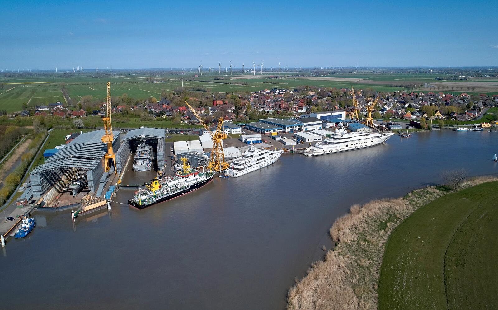 Im Kreuzungspunkt der Elbe und des Nord-Ostsee-Kanals gelegen bietet die Peterswerft eine hochtechnologische Infrastruktur für maßgeschneiderte Lösungen im Bereich Schiffbau.