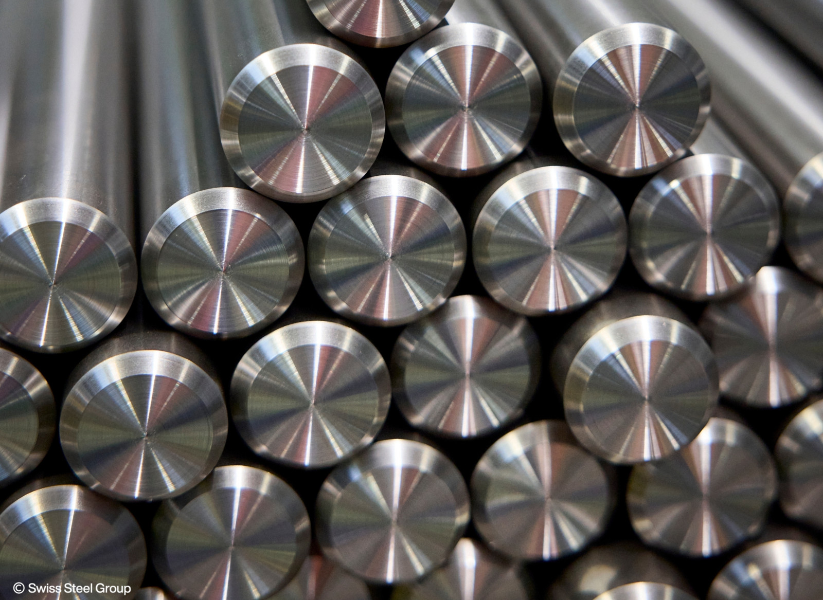 „Wir sind stolz darauf heute in der Lage zu sein unseren Kunden Stahl anzubieten, der ausschließlich mit dem Einsatz schweizerischen Wasserstroms geschmolzen wurde“, so Frank Koch, CEO der Swiss Steel Group AG anlässlich der Umstellung auf Ökostrom.