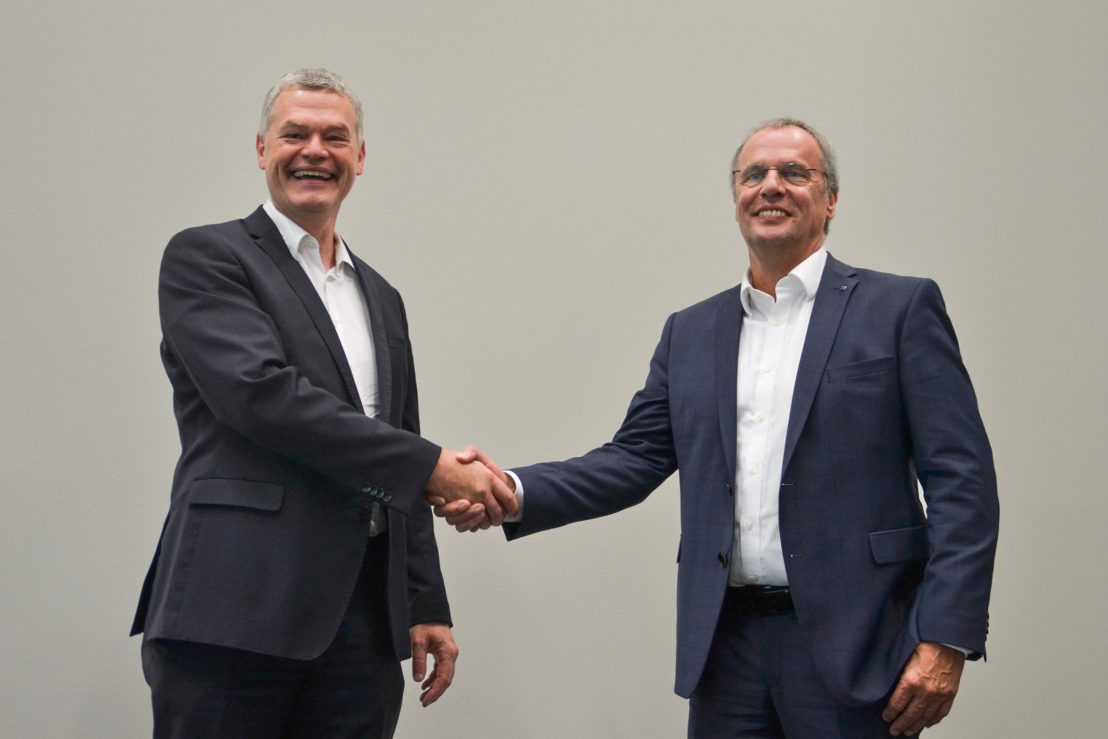 Dr. Markus Gräf COO der Cellforce Group GmbH und TRUMPF Lasertechnik CEO Dr. Christian Schmitz haben die Partnerschaft zwischen den beiden Unternehmen besiegelt. 