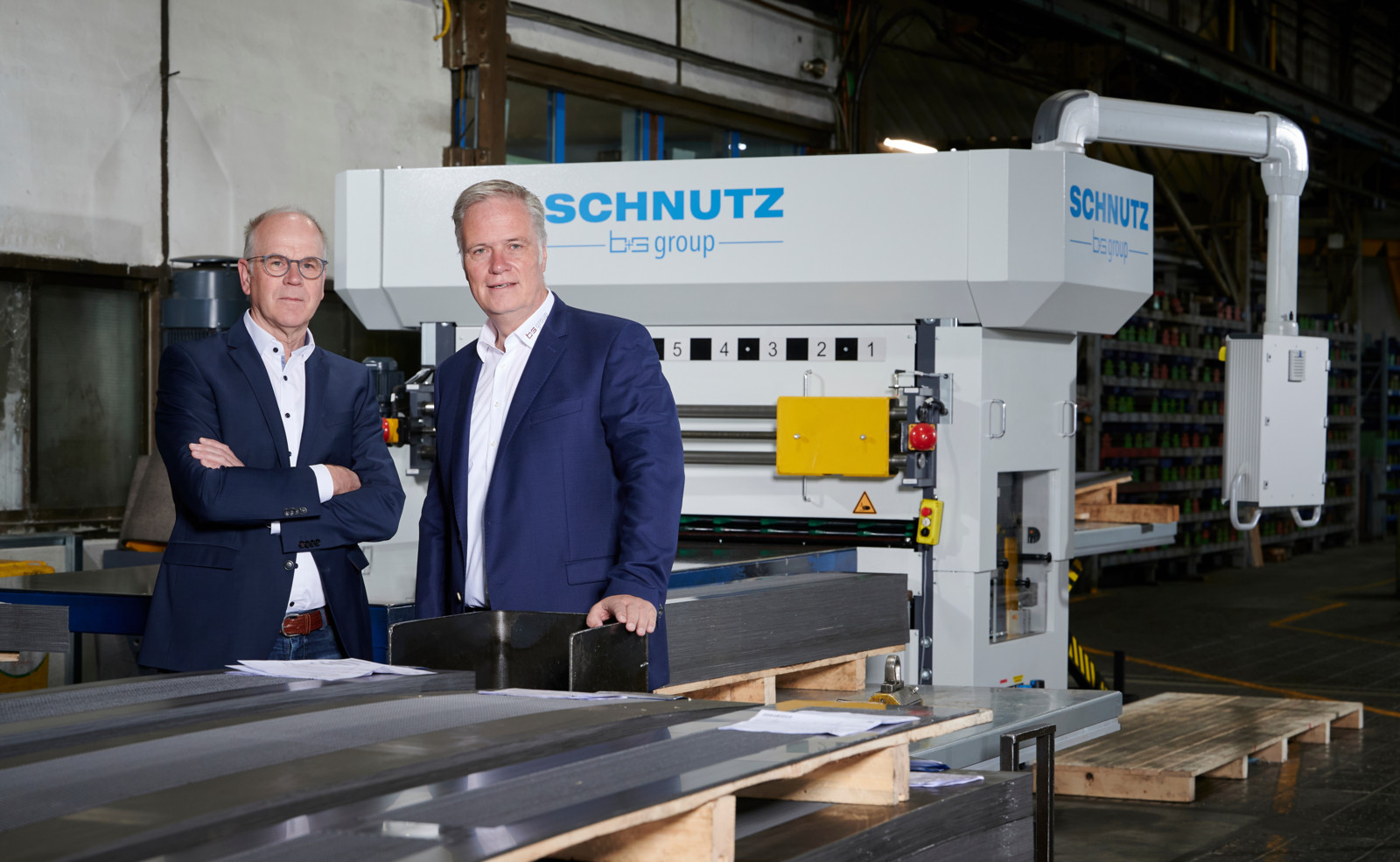 „Wir bauen Hochleistungsrichtmaschinen, die speziell für das Richten von Lochblechen optimiert sind“, so Dr.-Ing. Lutz-Stefan Henrich, Geschäftsführer der Schnutz GmbH (rechts); im Bild mit Christoph Quast, Lochanstalt Aherhammer GmbH (links).