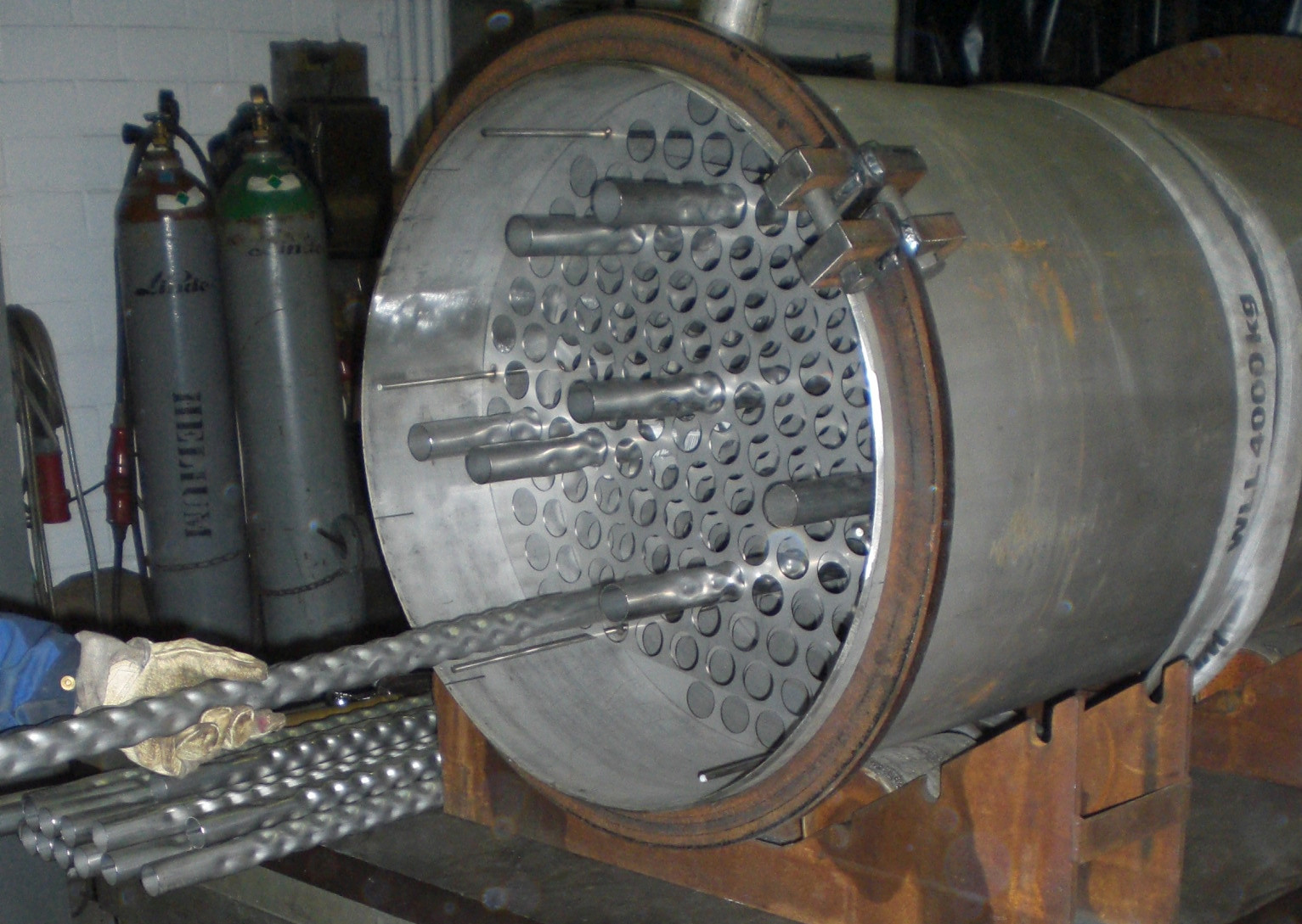 Um den Faktor zwei erhöhter Wärmeübergang ohne Druckverlusterhöhung: Durchführung DIN-gemäß strukturierter Rohre durch den Rohrboden eines prototypischen Rohrbündel-Wärmeübertragers.