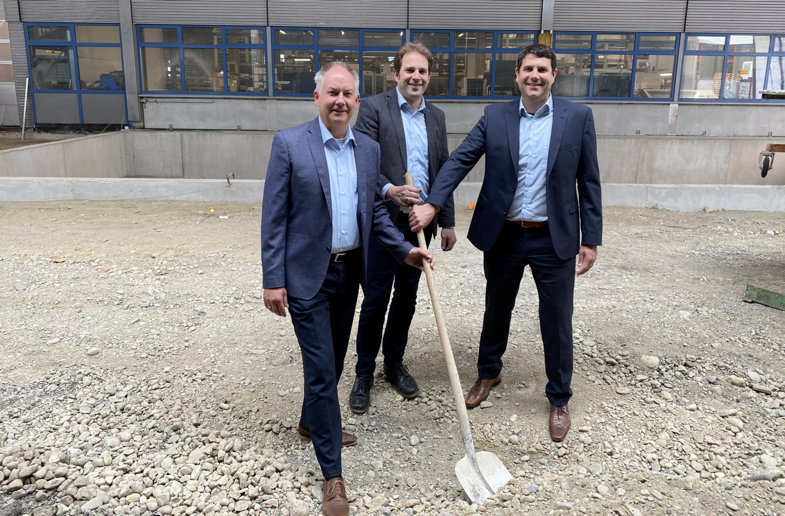Im Mai 2022 war der Spatenstich für die neue Kalthalle – (von links) Geschäftsführer Dr. Hinrich Dohrmann, Betriebsleiter Benjamin Mayer und Geschäftsführer Daniel Keller.