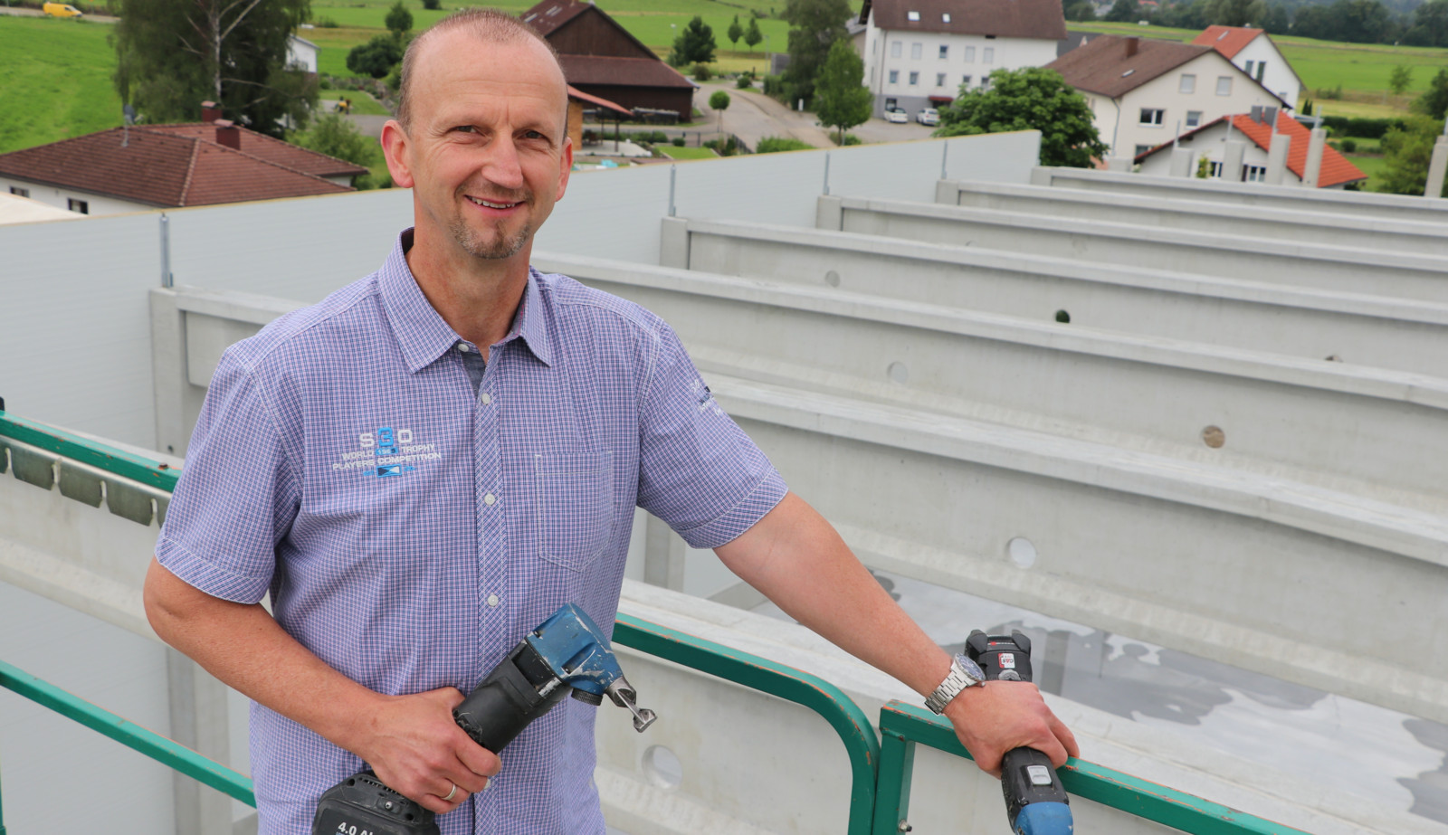 Alexander Stadler liebt das Arbeiten mit Blech. Er ist bereits seit über 35 Jahren im Dach- und Fassadenbau tätig, bringt als gelernter Kaufmann aber auch betriebswirtschaftliches Know-how in seine Arbeit als Prokurist bei der Lerchenmüller GmbH ein.