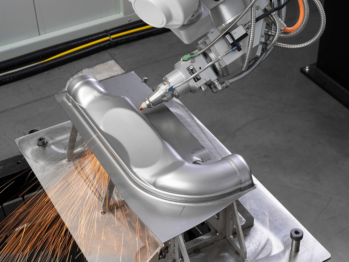 Das  LT360 Laserschneidsystem mit Roboter eignet sich besonders für tiefgezogene, gestanzte oder Flachbleche.
