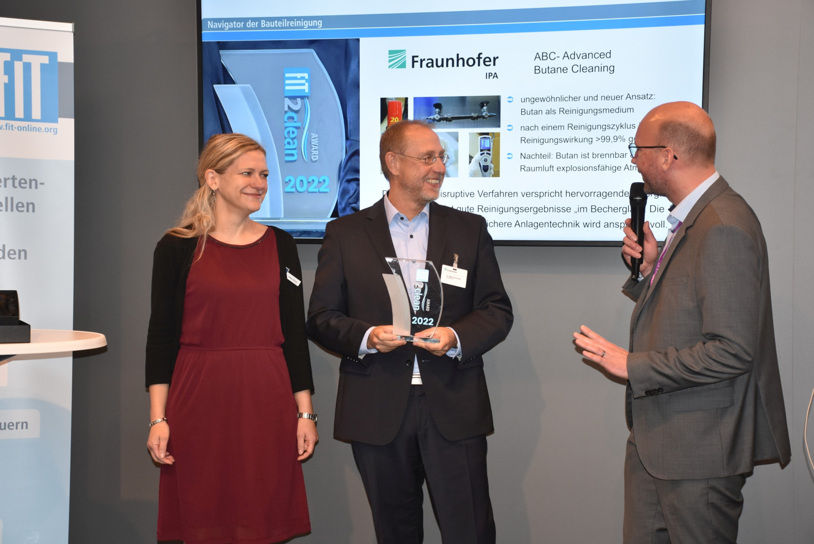Mit Freude nahm Dr. Markus Rochowicz den ersten FIT 2 Clean-Award für die Innovation Advanced Butane Cleaning von Juliane Schulze und Dr. Michael Flämmich entgegen.