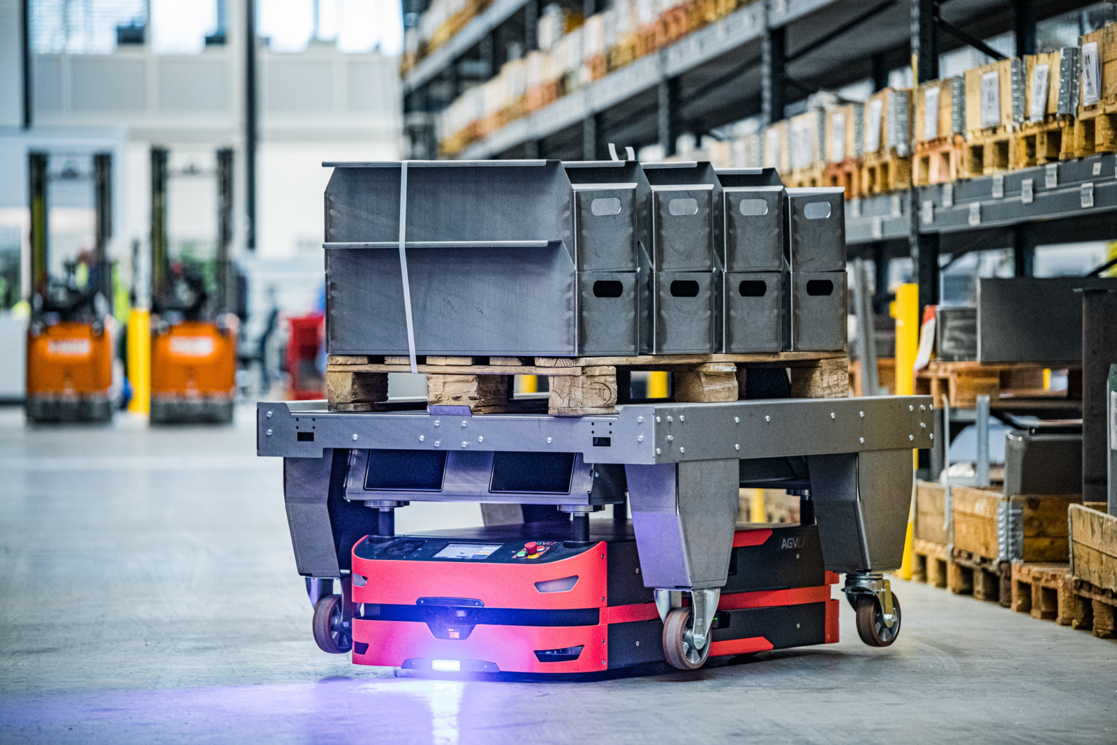 Bei Knoll Maschinenbau in Bad Saulgau wird inzwischen ein Großteil der Transportaufträge automatisiert erledigt. Einen wesentlichen Anteil daran haben die AGVs vom Partnerunternehmen Safelog. 