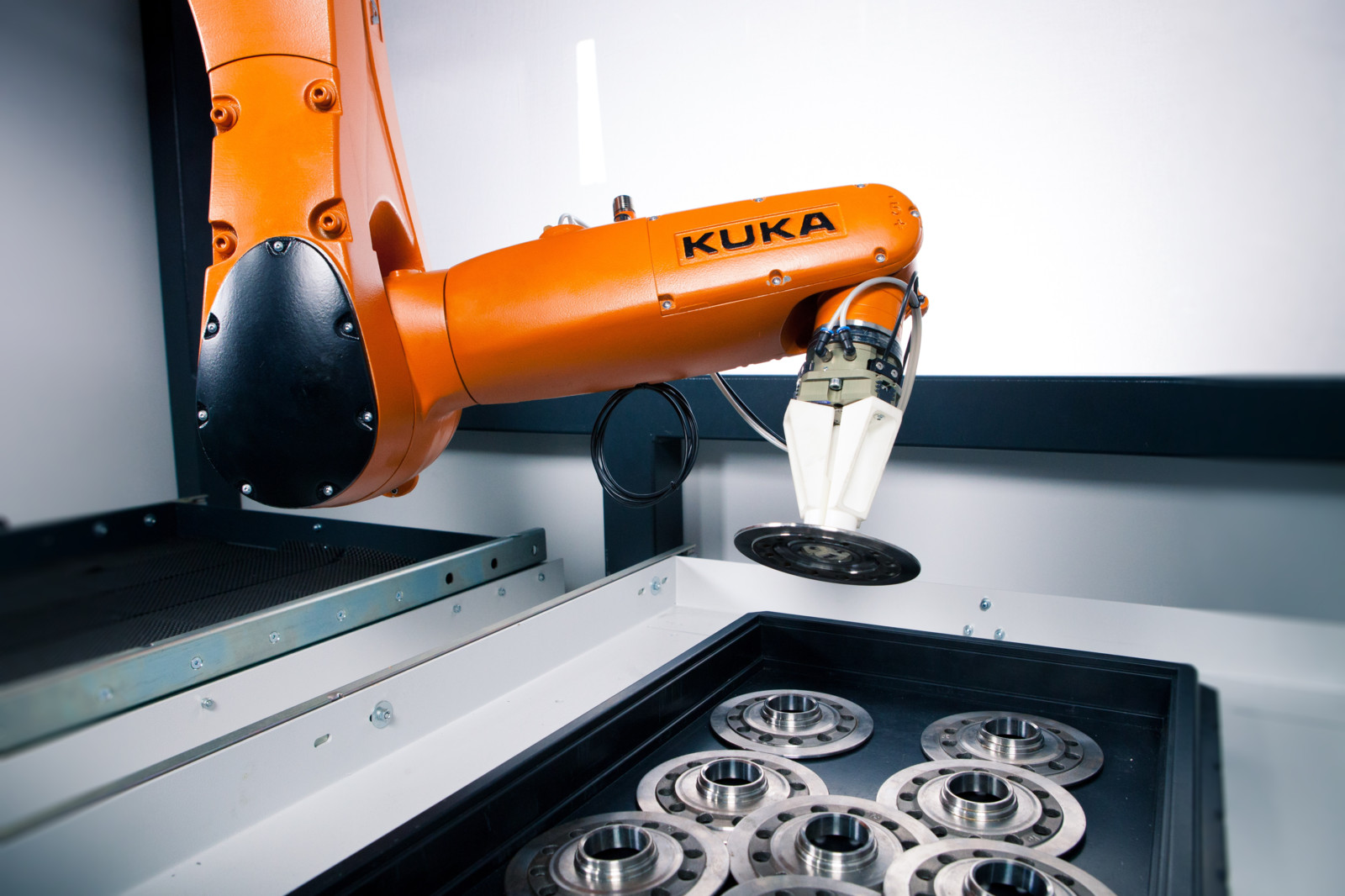 Das Zusammenspiel von Kuka-Roboter, KI-basierter Objekterkennung und kollisionsfreier Bahnplanung können monotone Entnahmeprozesse automatisiert werden.