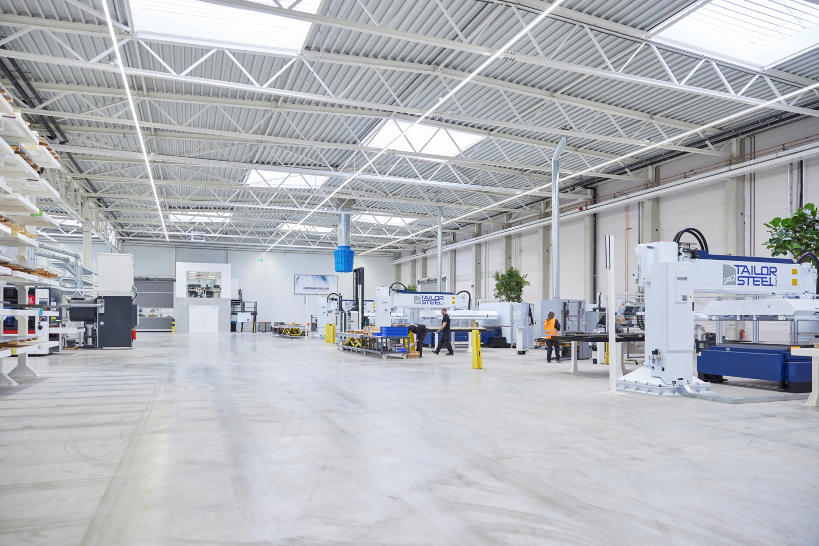 Der Maschinenpark von 247 Tailor Steel wächst mit der neuen Produktionsstätte in Langenau auf 46 Laserschneidmaschinen, 35 Abkantpressen und 15 Rohrlaser. 