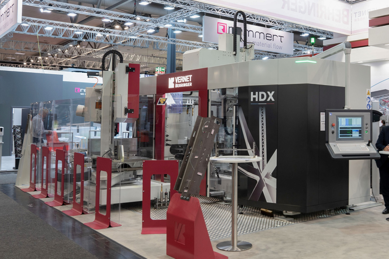 Die Hochgeschwindigkeitsbohr- und fräsmaschine HDX von Vernet Behringer bietet neue Features für eine energieeffiziente Produktion.