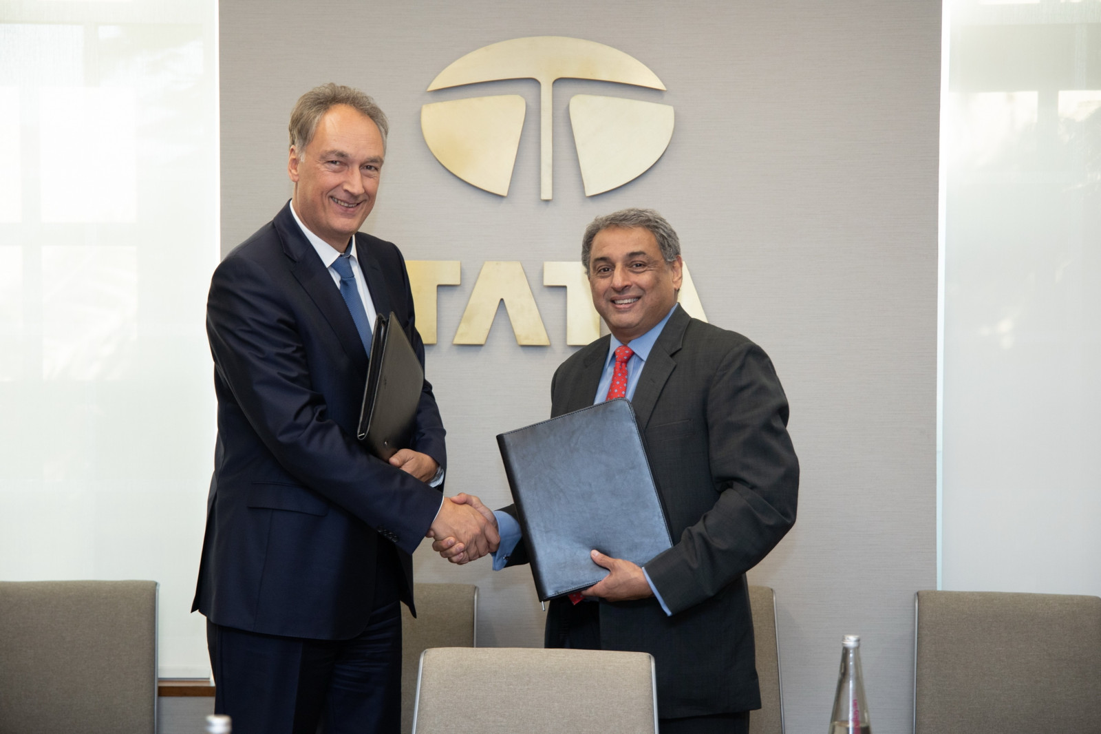 Die Absichtserklärung wurde unterzeichnet von Burkhard Dahmen, CEO und Vorstandsvorsitzender der SMS Group, und von T. V. Narendran, CEO und Managing Director von Tata Steel.